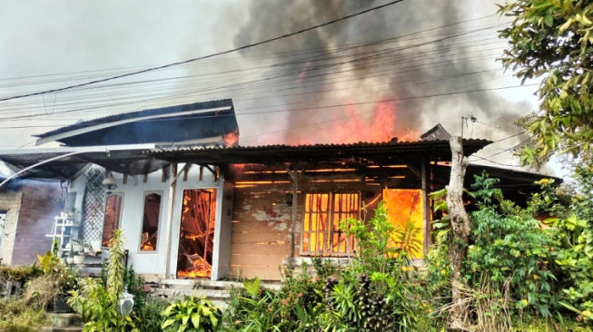 Kebakaran 7 Rumah di Broni, Damkar Gerak Cepat